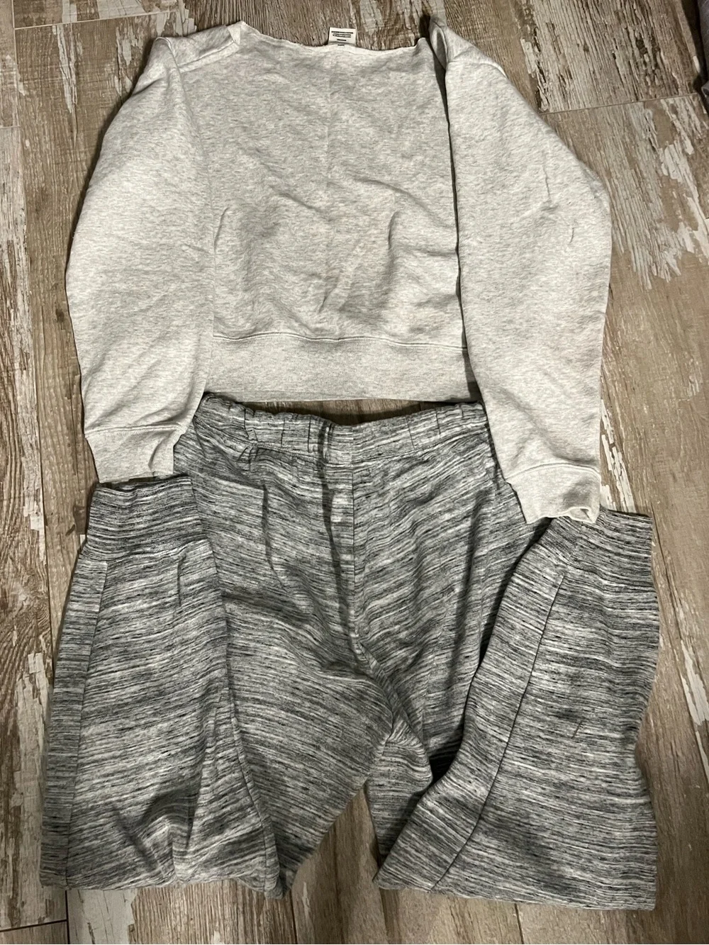 VGUC!💗PINK VS SET!Gray Off The Shoulder sweatshirt&Gray Fleece Cargo Sweats(M)! - Picture 4 of 9